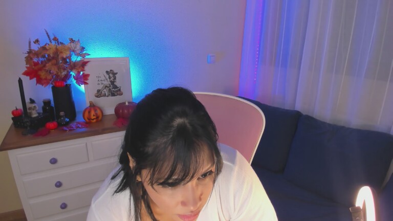 innasantos's Streamate show and profile