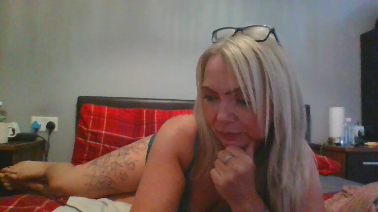Elly49's Streamate show and profile